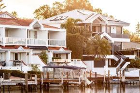 Canal Villa & Jetty- Convenient, Central Location